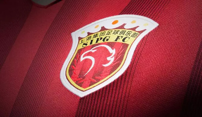 台州队赠沙埠窑青瓷姜糖礼盒，温州队回赠非遗茶饼（台州队以沙埠窑青瓷姜糖礼盒相赠，温州队以非遗茶饼回礼）