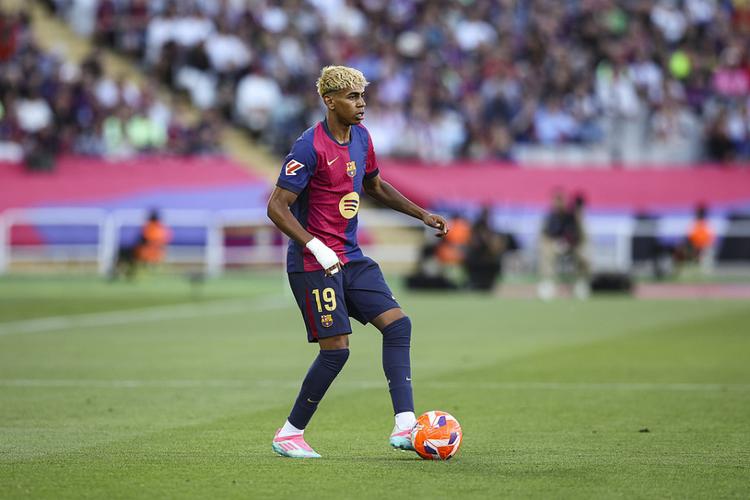 青岛海牛：李霄鹏未与球队告别，近期会根据明年情况与其谈续约（青岛海牛：李霄鹏尚未与球队告别，续约将依据明年形势近期商谈）