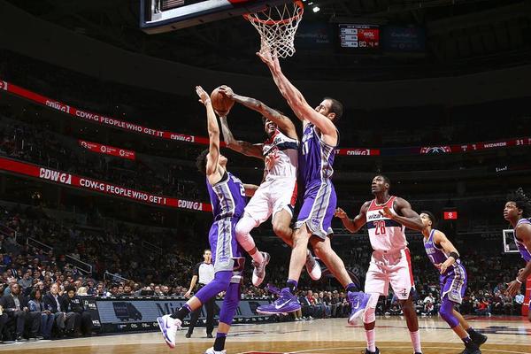 记者：曼联有意阿贾克斯17岁中场乔西-莫基奥（记者称曼联看中阿贾克斯17岁中场新星乔西-莫基奥）