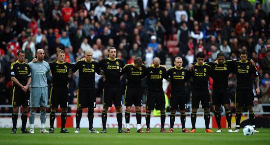 内马尔在桑托斯关键比赛中上演帽子戏法，助球队保级成功，展现坚韧与决心。（内马尔关键战戴帽护航桑托斯保级，尽显坚韧与决心）