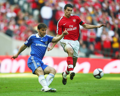 欧冠赛前穆里尼奥与两名昔日弟子重逢，并亲吻了斯内德的光头（欧冠前夜，穆里尼奥与两位旧将重逢，亲吻斯内德光头成看点）