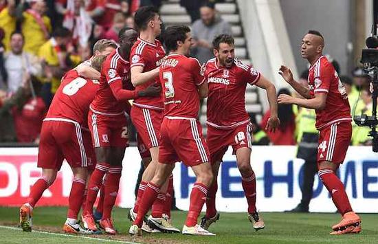 挑起大梁！卡斯尔狂轰30+10+6，得分创赛季新高（火力全开！卡斯尔30+10+6大爆发，单场得分刷新个人赛季新高）