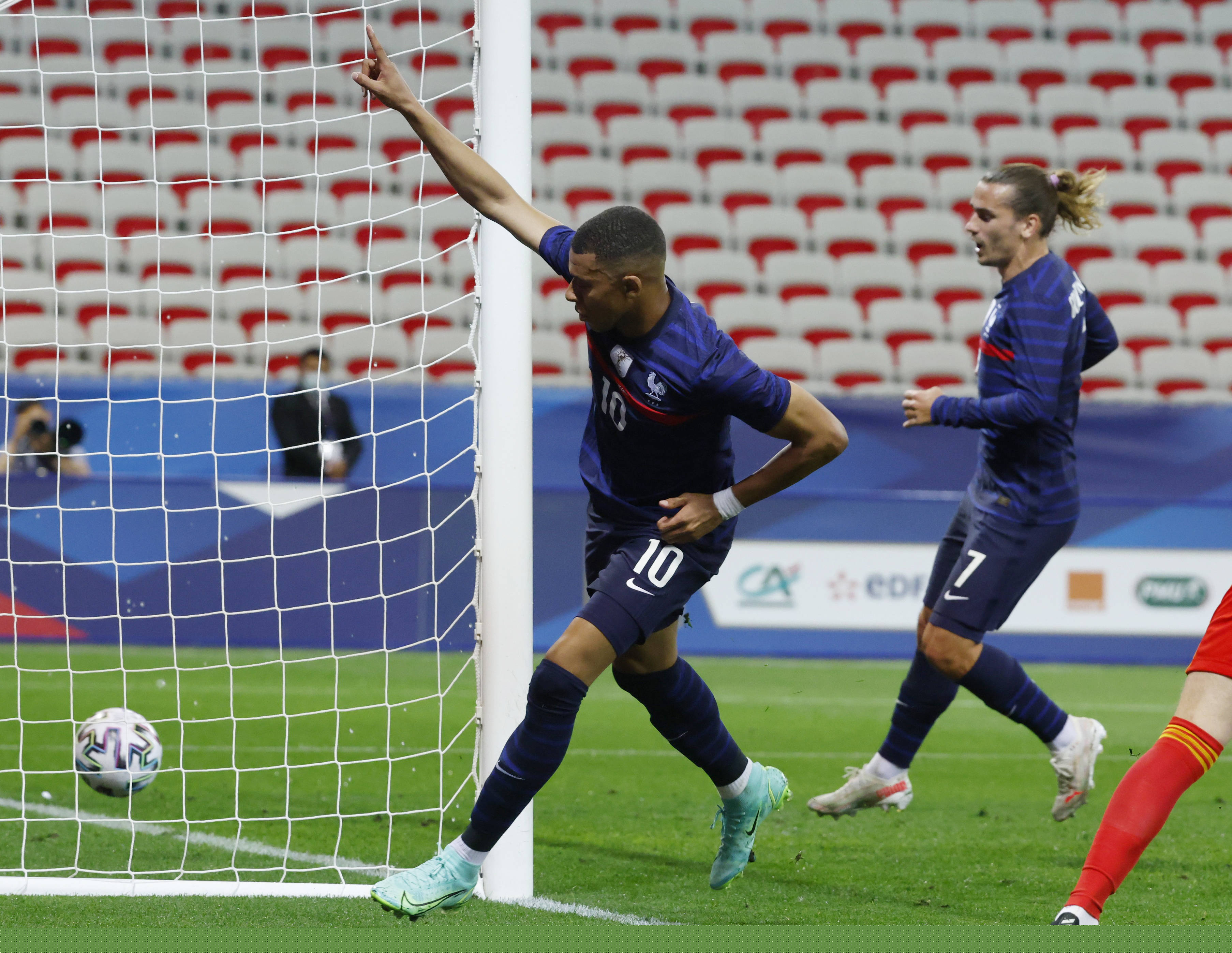 米兰助教自嘲：险些搞砸比赛 盼主帅早日复出（米兰助教自嘲差点毁掉比赛，盼主帅早日回归）