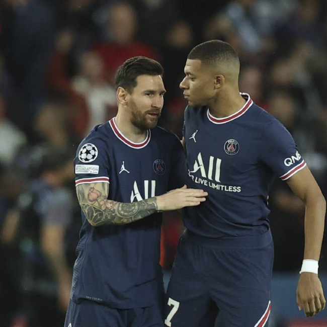 青岛西海岸主教练邵佳一成功保级，郑智接任后计划邀请黄博文、李雷雷等助教，助力球队发展。（邵佳一率青岛西海岸完成保级，郑智接任拟邀黄博文、李雷雷加盟教练组助力球队发展）