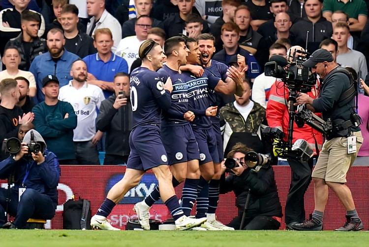 绿帽哥：皇马对阿诺德的表现极为不满，32万欧周薪却频受伤（绿帽哥：皇马对阿诺德表现颇感失望，拿着32万欧周薪仍伤病缠身）