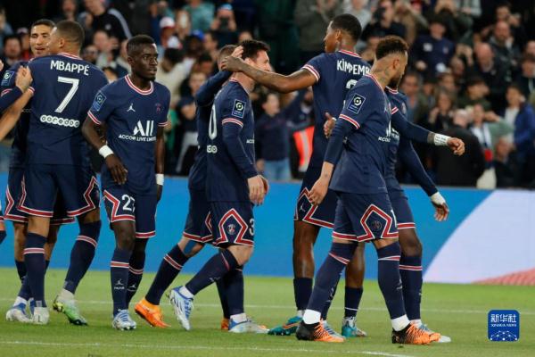 英超半场：罗杰斯世界波破门，维拉暂1-1曼联（英超半场战报：罗杰斯轰世界波，阿斯顿维拉暂与曼联1-1）