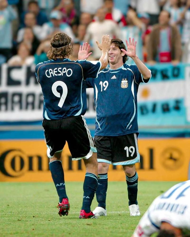 哈登下半场哑火4中0仅得2分，正负值-17全队最低（哈登下半场手感冰凉，4投0中仅拿2分，正负值-17全队最差）