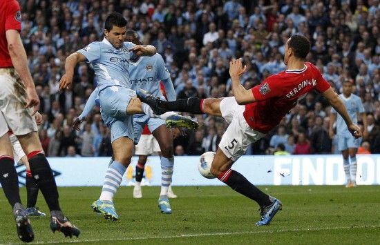 手腕骨折+肩部受伤，巴黎主席纳赛尔缠着绷带赴客场督战欧冠（手腕骨折肩部受创，巴黎主席纳赛尔打着绷带客赴欧冠督战）