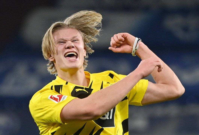 哥本哈根球迷单场向场内投掷83枚烟花，俱乐部被罚15万克朗