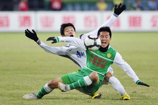 皇马这个时候放阿隆索，不就是放给利物浦的吗[do...（皇马此时放走阿隆索，不就等于拱手让给利物浦？）