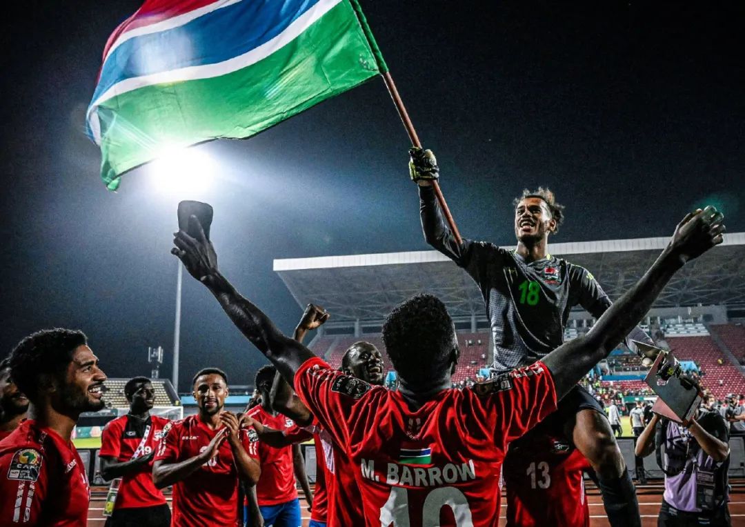 阿斯：维尼修斯希望继续为皇马效力，续约谈判已步入正轨（阿斯：维尼修斯愿留皇马，续约进程正稳步推进）