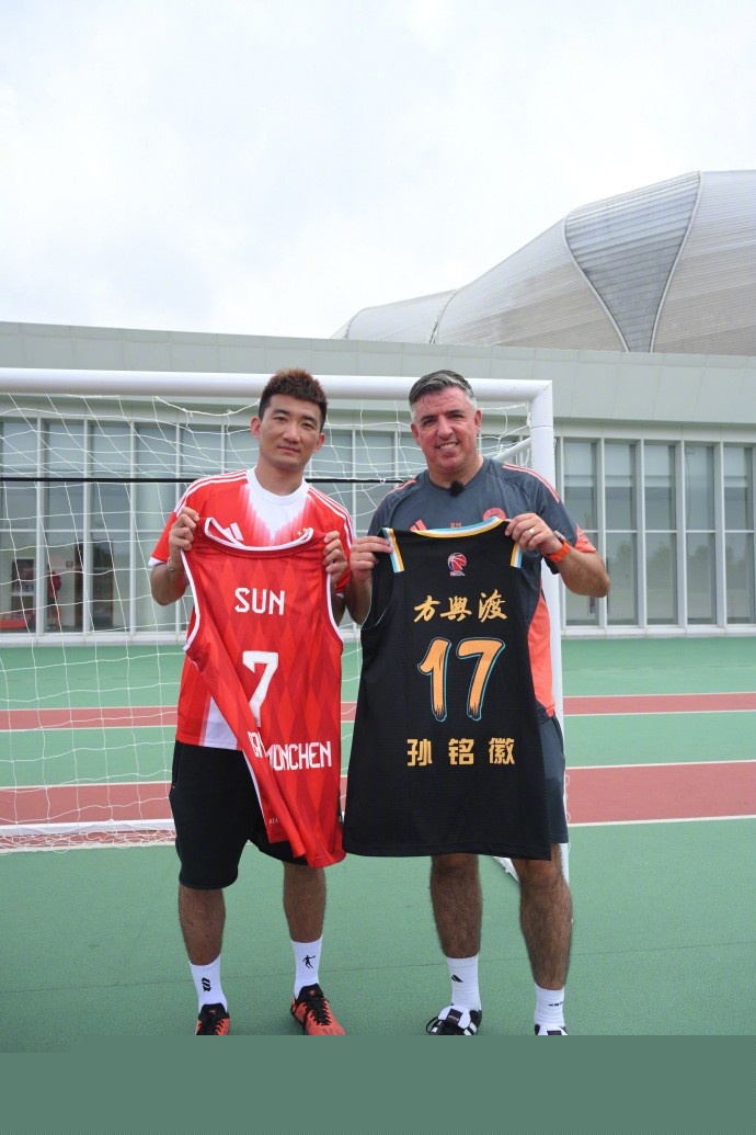 半场：海港0-0柔佛新山，陈威屡献神扑，格劳德尔逃红牌