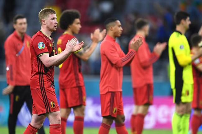 鲁尼：我不太喜欢吃烤肉，宁可吃火腿、鸡蛋和薯条（鲁尼：烤肉不对胃口，我更偏爱火腿、鸡蛋和薯条）