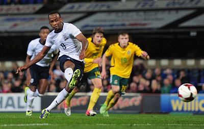 队报：登贝莱抱怨腿筋疼痛，不确定能否首发出战拜仁（队报：登贝莱腿筋不适，出战拜仁首发成疑）