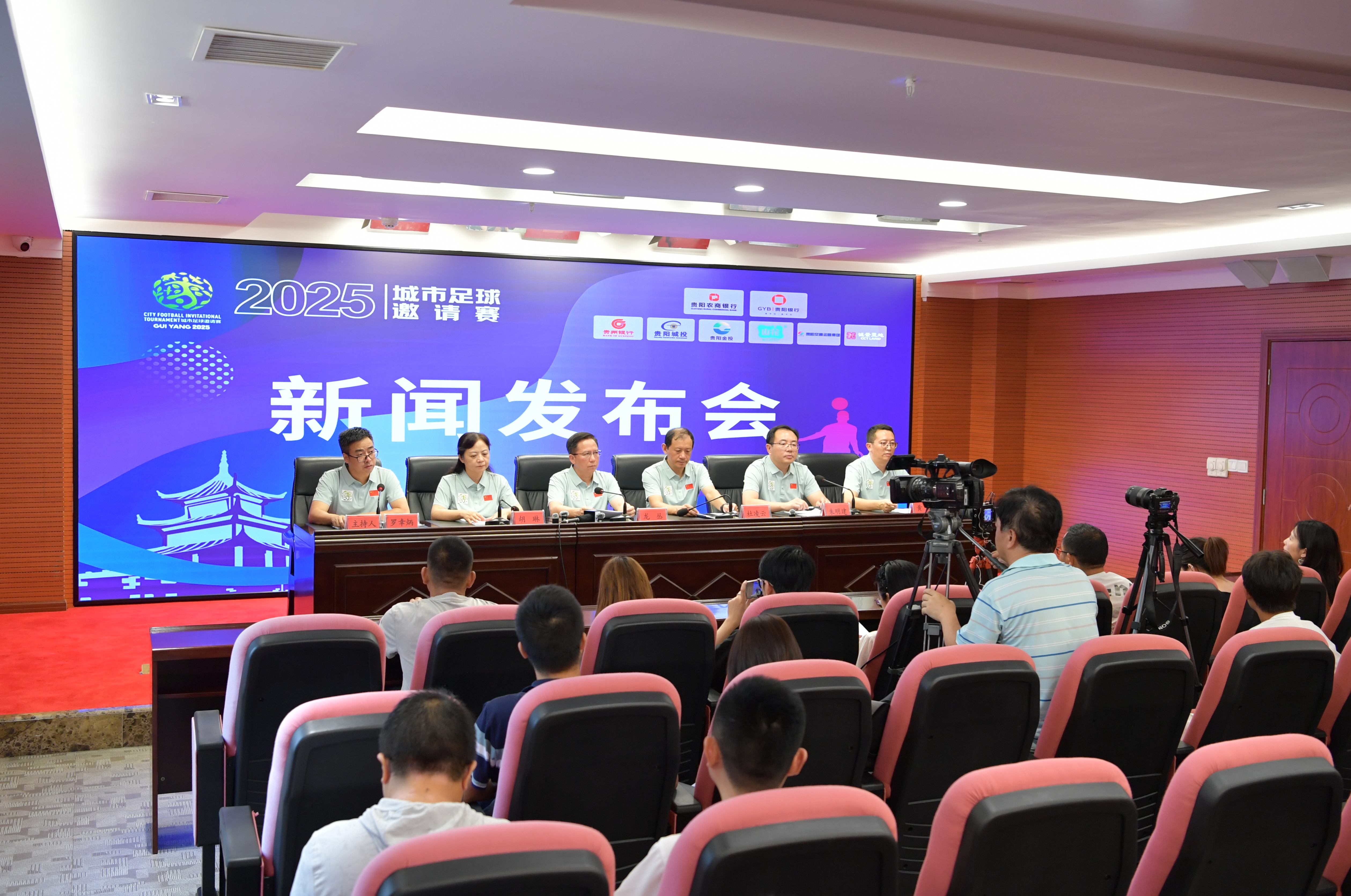 苏格兰女足队长卡思伯特与中国队比赛时头部受伤，被紧急送医（苏格兰女足队长卡思伯特在对华比赛中头部受伤，紧急送往医院）